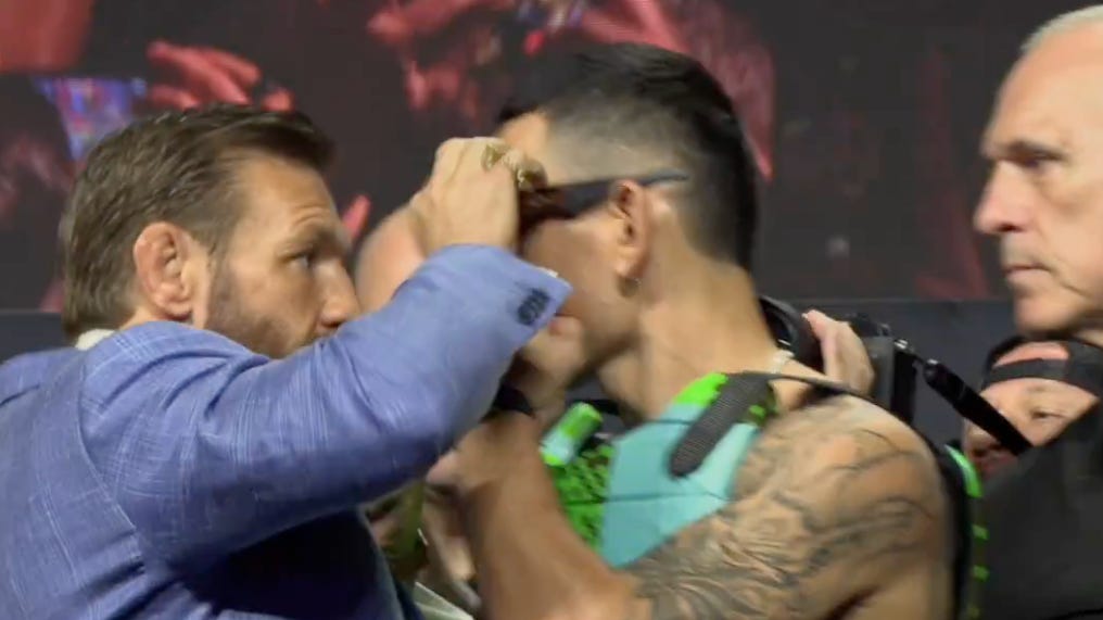 Conor McGregor riisui Max Hollowayn aurinkolasit UFC 329 -kohtaamisessa - MMA-uutinen
